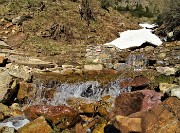 14 Il ruscello carico d'acqua della neve in disgelo